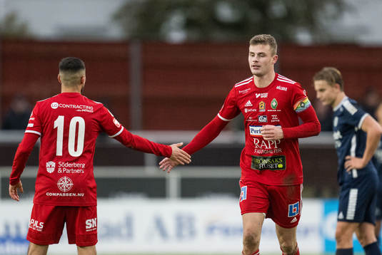 Skövde AIKs Elmar Abraham och Filip Schyberg jublar