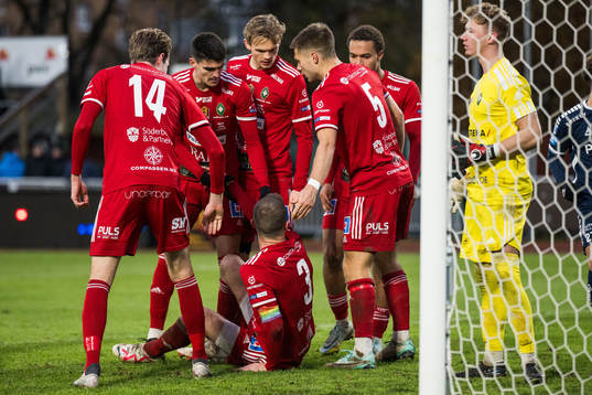 Skövde AIKs Filip Schyberg jublar med lagkamrater