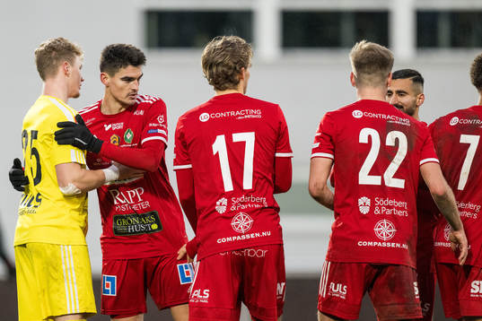 Skövde AIKs målvakt Otto Lindell jublar med lagkamrater