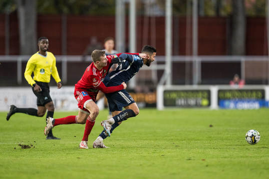 Skövde AIKs Filip Schyberg och Utsiktens Paulo Marcelo
