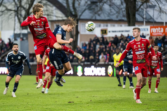 Skövde AIKs Lukas Rhöse och Utsiktens Linus Carlstrand