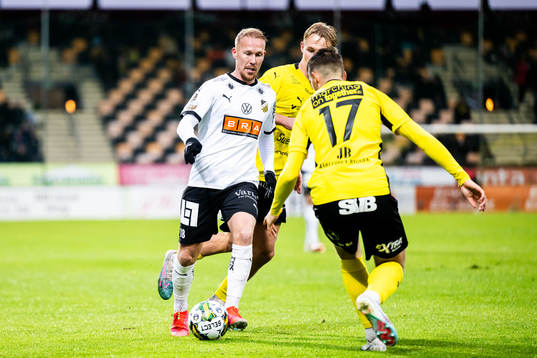 Häckens Mikkel Rygaard Jensen och Mjällbys Elliot Stroud