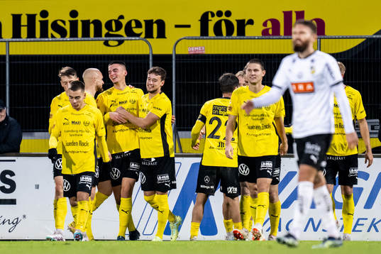 Mjällbys Noah Eile jublar med lagkamrater