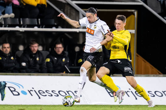Häckens Amor Layouni och Mjällbys Elliot Stroud