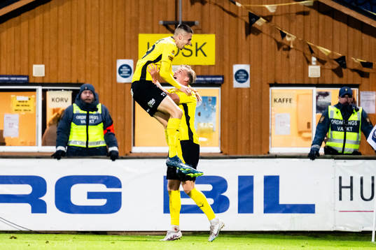 Mjällbys Noah Eile och Herman Johansson jublar