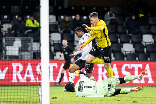 Mjällbys målvakt Noel Törnqvist mot Häckens Abdulrazaq