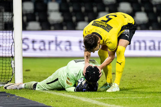 Mjällbys målvakt Noel Törnqvist och Colin Rösler