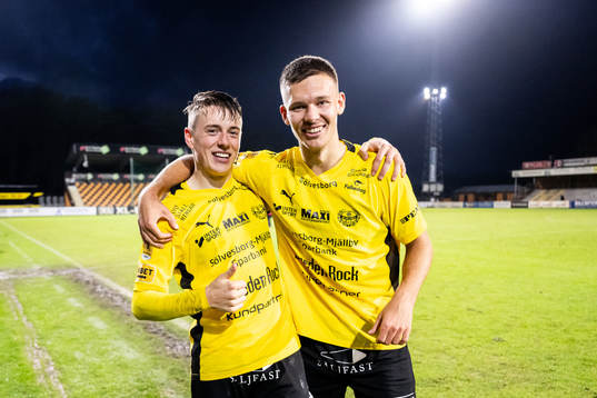 Mjällbys Elliot Stroud och Arvid Brorsson jublar