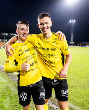 Mjällbys Elliot Stroud och Arvid Brorsson jublar