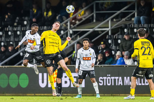 Häckens Akoua Romeo Amane och Mjällbys Jacob Bergström