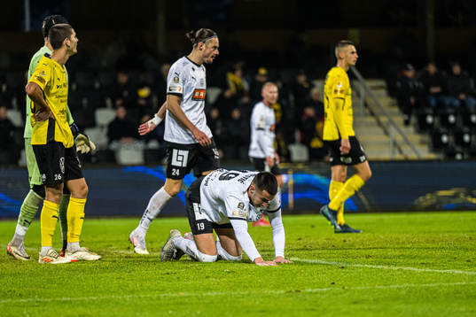 Häckens Amor Layouni och Srdjan Hrstic deppar