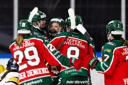 Frölundas Edit Danielsson jublar med lagkamrater