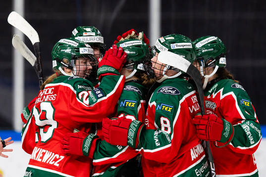 Frölundas Edit Danielsson jublar med lagkamrater