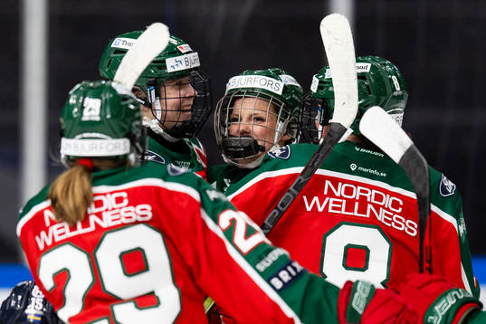 Frölundas Edit Danielsson jublar med lagkamrater