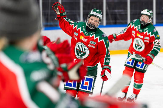 Frölundas Edit Danielsson jublar