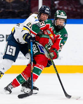 Frölundas Michelle Karvinen och HV71s Amanda Andersson