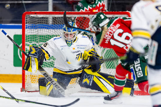Frölundas Jennifer Carlsson skjuter ett skott mot HV71s
