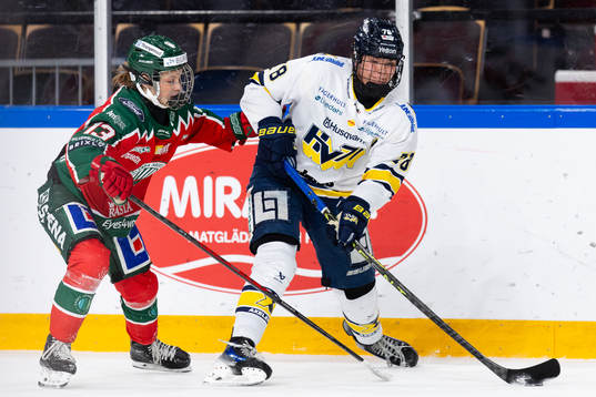 Frölundas Edit Danielsson och HV71s Elin Svensson