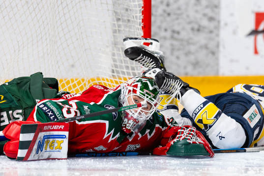 Frölundas målvakt Stephanie Neatby och HV71s Klara