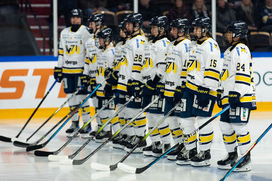 HV71 spelare på line up innan ishockeymatchen i SDHL