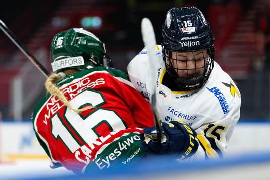 Frölundas Jennifer Carlsson tacklar HV71s Thea Liodden
