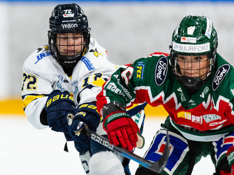 HV71s Kiira Yrjänen och Frölundas Jennifer Carlsson