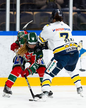 Frölundas Emilia Bergeby Hallbeck och HV71s Kanami Seki