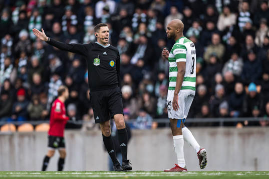 Domare Magnus Lindgren och Västerås SKs Jabir Abdihakim
