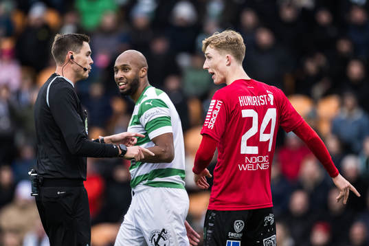 Domare Magnus Lindgren i samtal med Västerås SKs Jabir