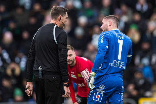 Domare Magnus Lindgren och GAISs målvakt Mergim Krasniqi