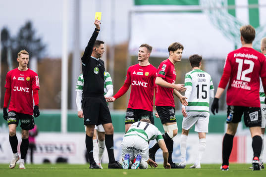 Domare Magnus Lindgren och GAISs Axel Henriksson