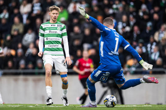 Västerås SKs Patric Åslund och GAISs målvakt Mergim
