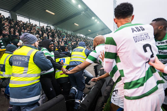 Västerås SKs Jabir Abdihakim Ali jublar med supportrar