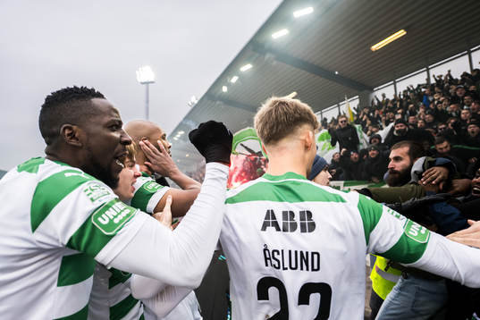 Västerås SKs Jabir Abdihakim Ali jublar med lagkamrater