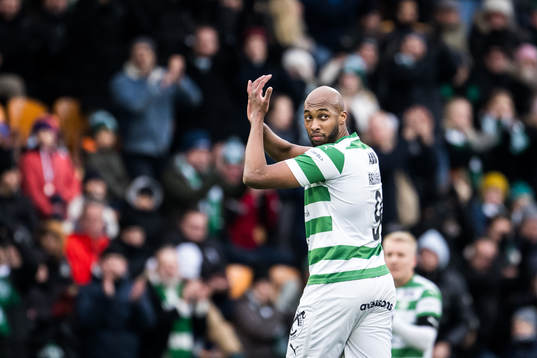 Västerås SKs Jabir Abdihakim Ali tackar publiken när han
