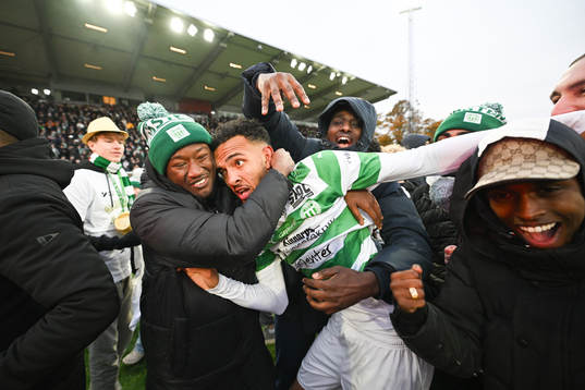 Västerås Alex Douglas jublar med supportrar över