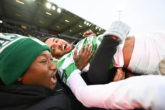 Västerås Alex Douglas jublar med supportrar över