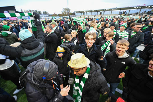 Västerås tränare blir intervjuad