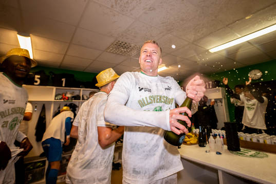 Västerås Simon Johansson jublar i omklädningsrummet