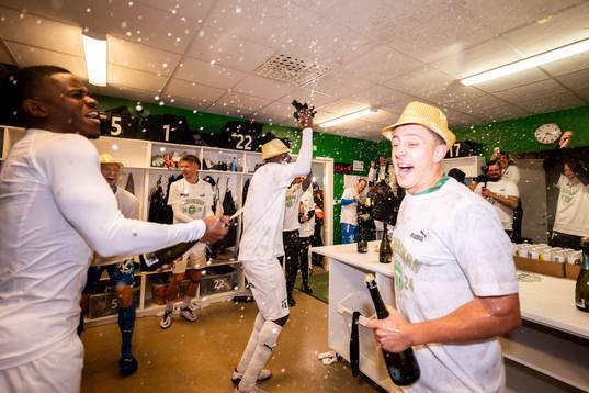 Västerås spelare jublar i omklädningsrummet över