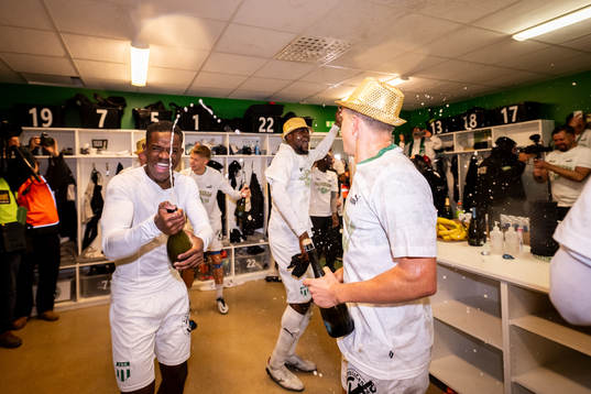 Västerås spelare jublar i omklädningsrummet över