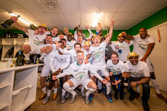 Västerås spelare jublar i omklädningsrummet över