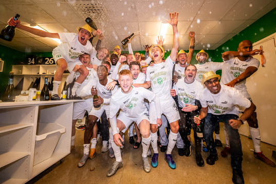 Västerås spelare jublar i omklädningsrummet över