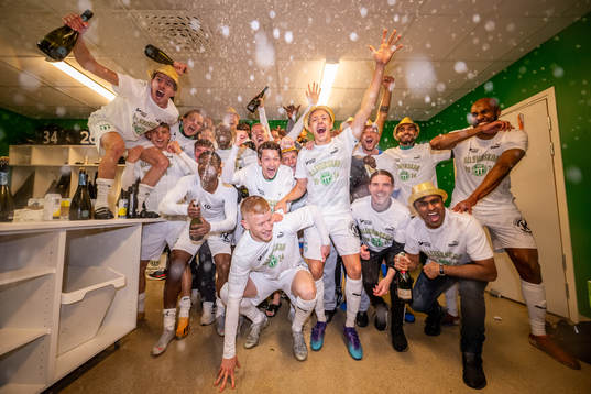 Västerås spelare jublar i omklädningsrummet över