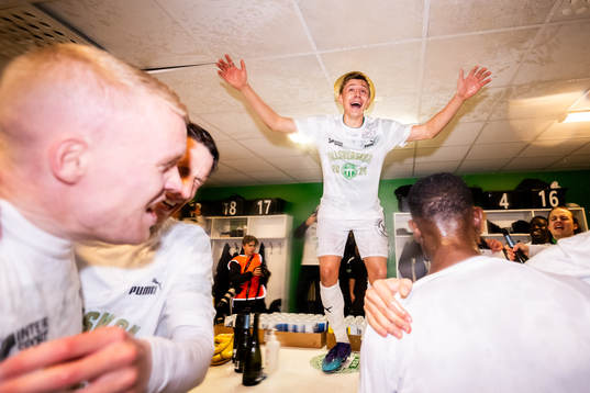 Västerås Simon Gefvert jublar i omklädningsrummet över