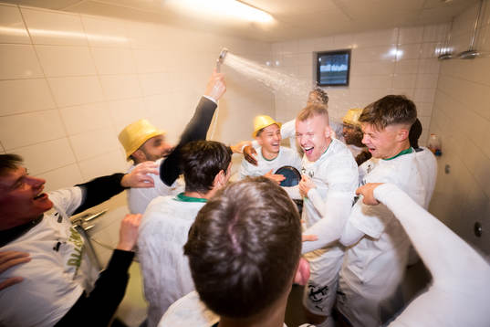 Västerås Daniel Ask jublar i omklädningsrummet över