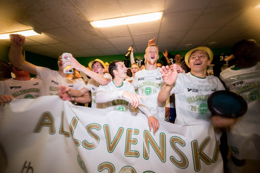 Västerås spelare jublar i omklädningsrummet över