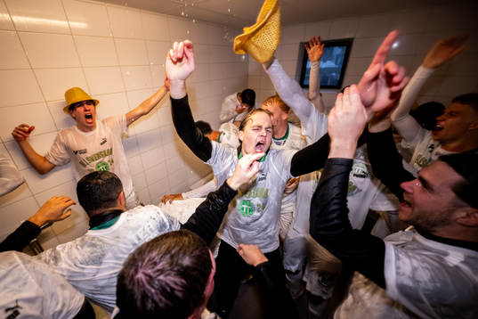 Västerås spelare jublar i omklädningsrummet över