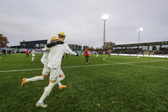 Västerås SKs spelare pringer in på plan och jublar
