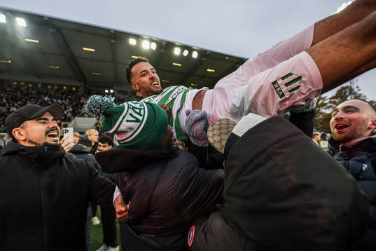 Västerås Alex Douglas jublar över avancemanget till